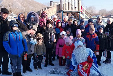800 подарков для сельских детей привез Дед Мороз